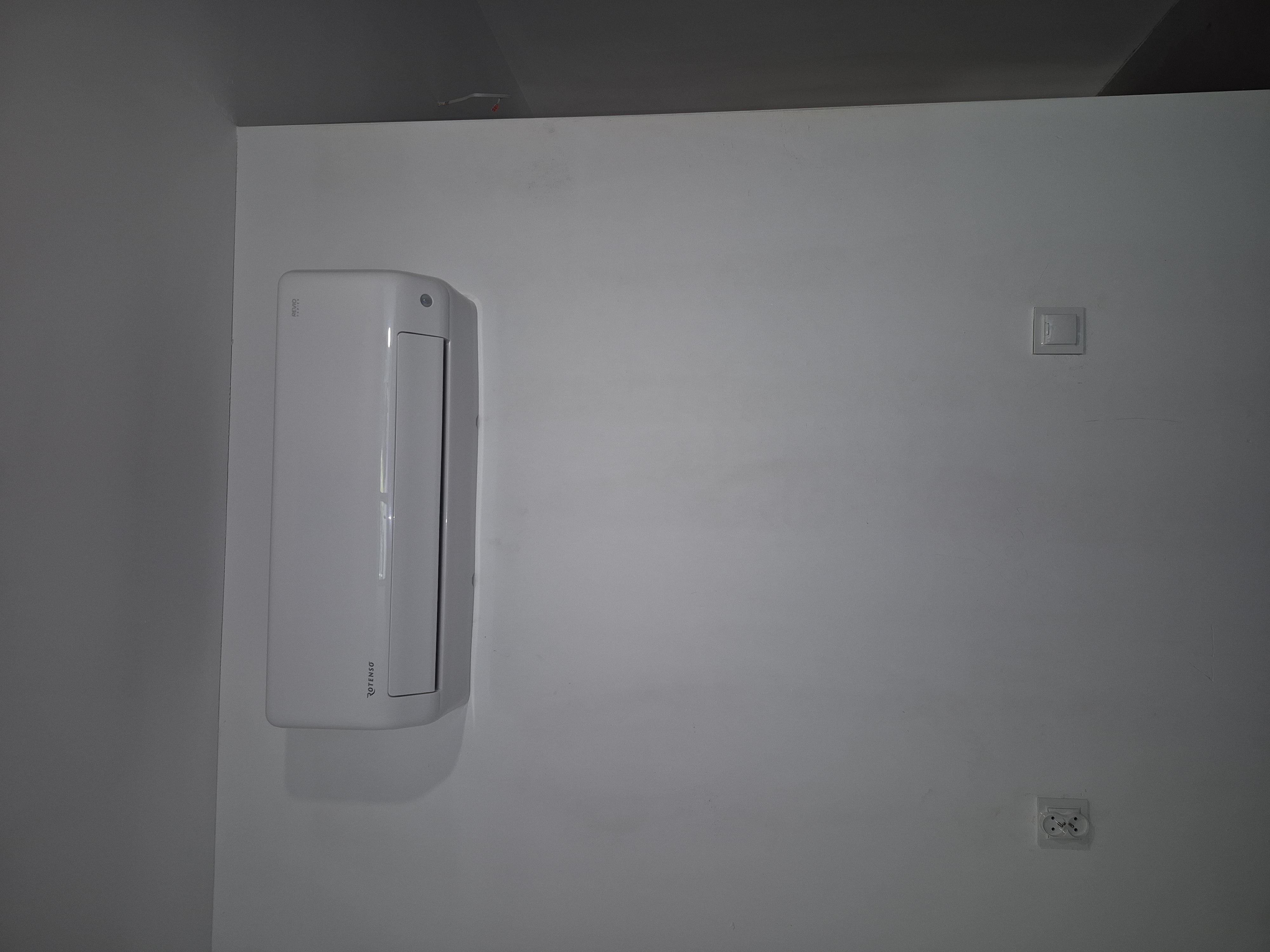 Długa instalacja klimatyzacji Rotenso Revio w mieszkaniu — dobicie czynnika chłodniczego — miniaturka 2