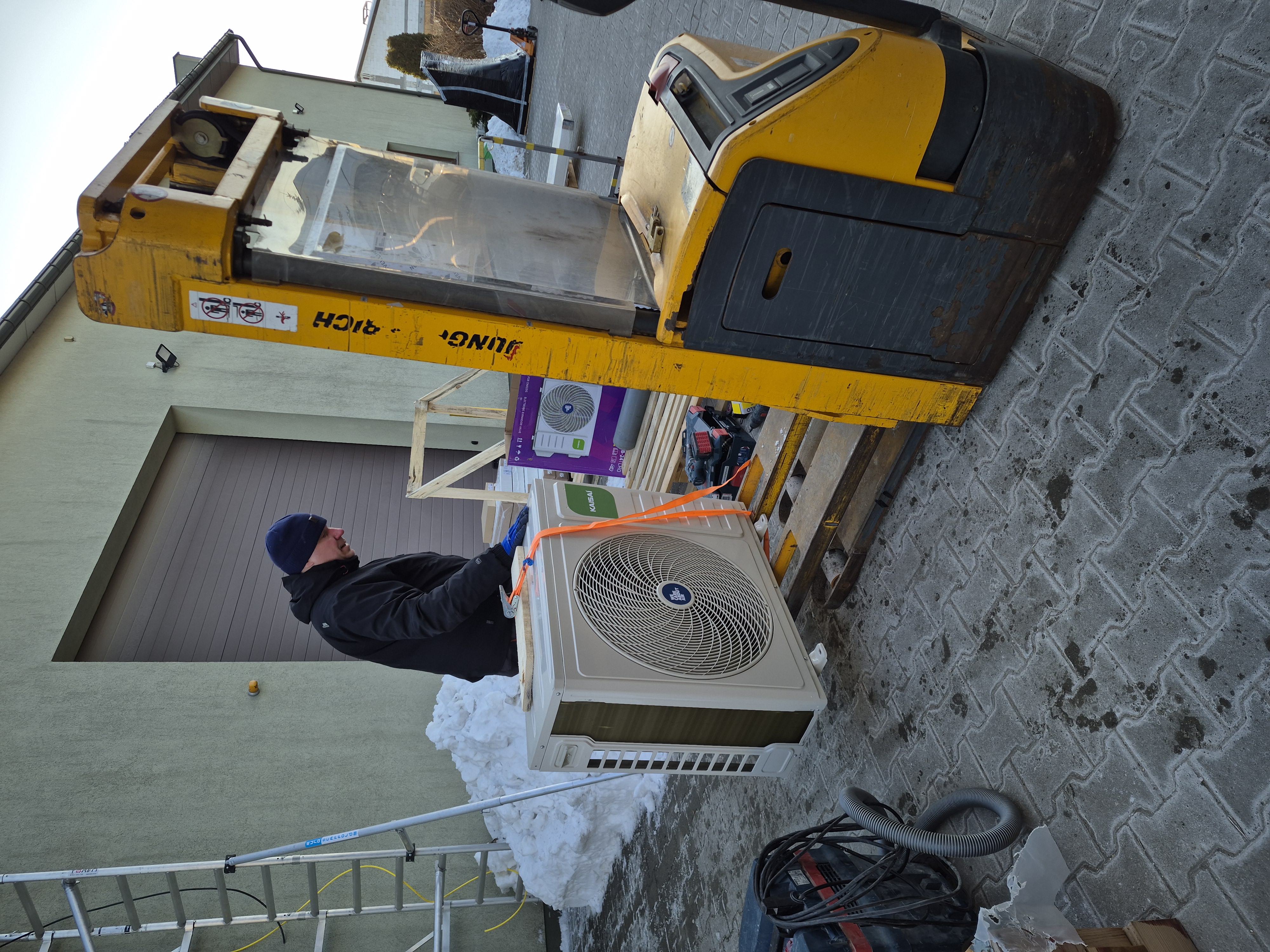 Realizacja: Kaisai Pro Heat 7 kW do grzania magazynu armatury — Sękocin (montaż na 6 m wózkiem podnośnikowym na mrozie) — Sękocin k. Raszyna