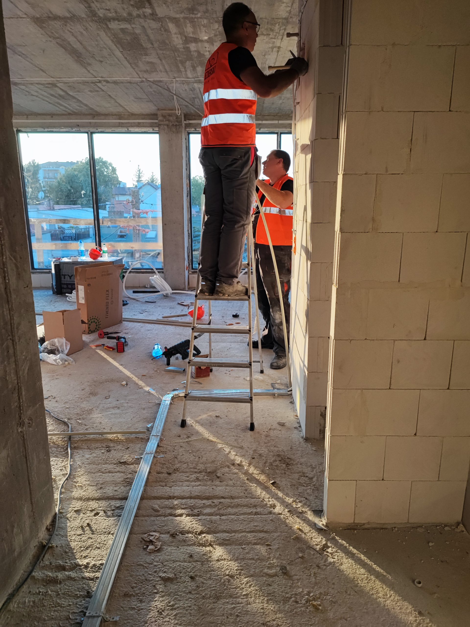 Realizacja: Przygotowanie instalacji pod klimatyzację w apartamentach – Warszawa Ryżowa — Warszawa