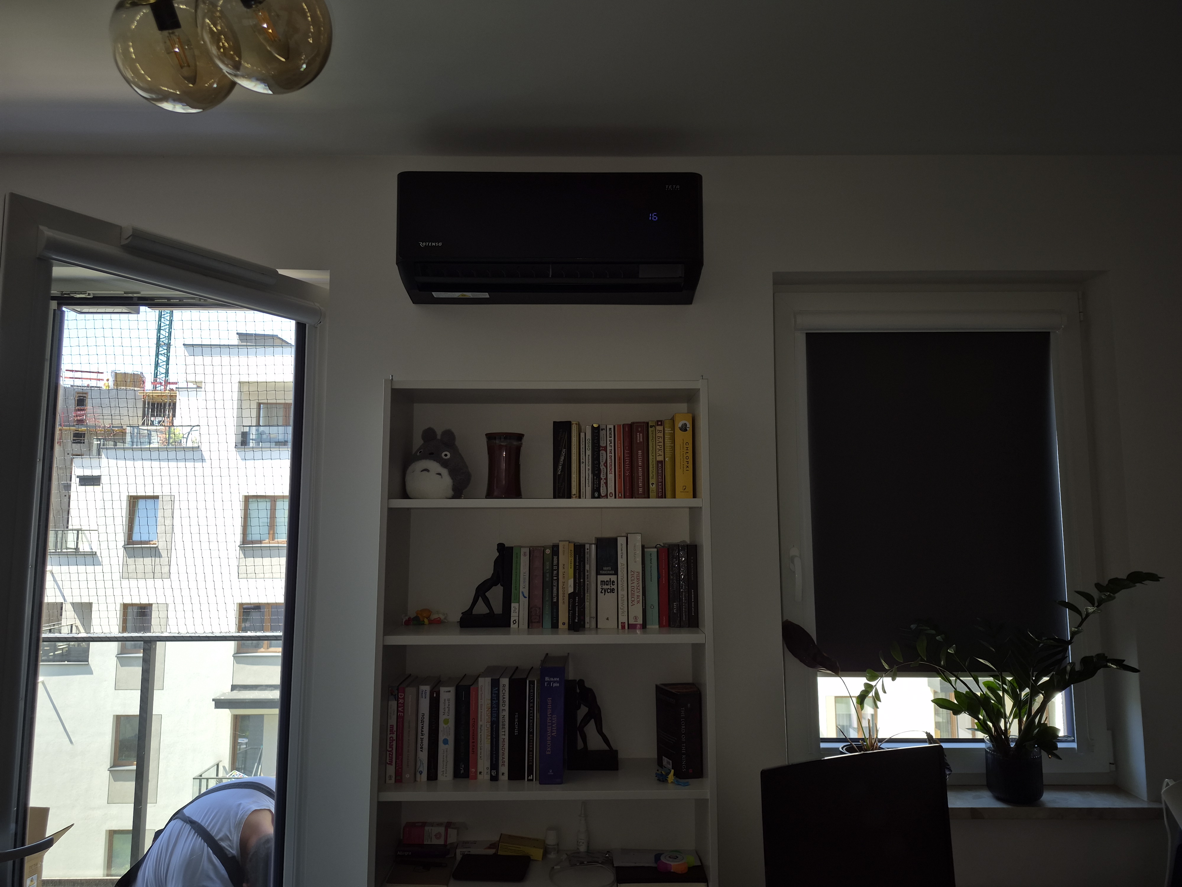 Realizacja: Klimatyzacja Rotenso Teta (czarna) w mieszkaniu — Warszawa Mokotów — Warszawa, Mokotów