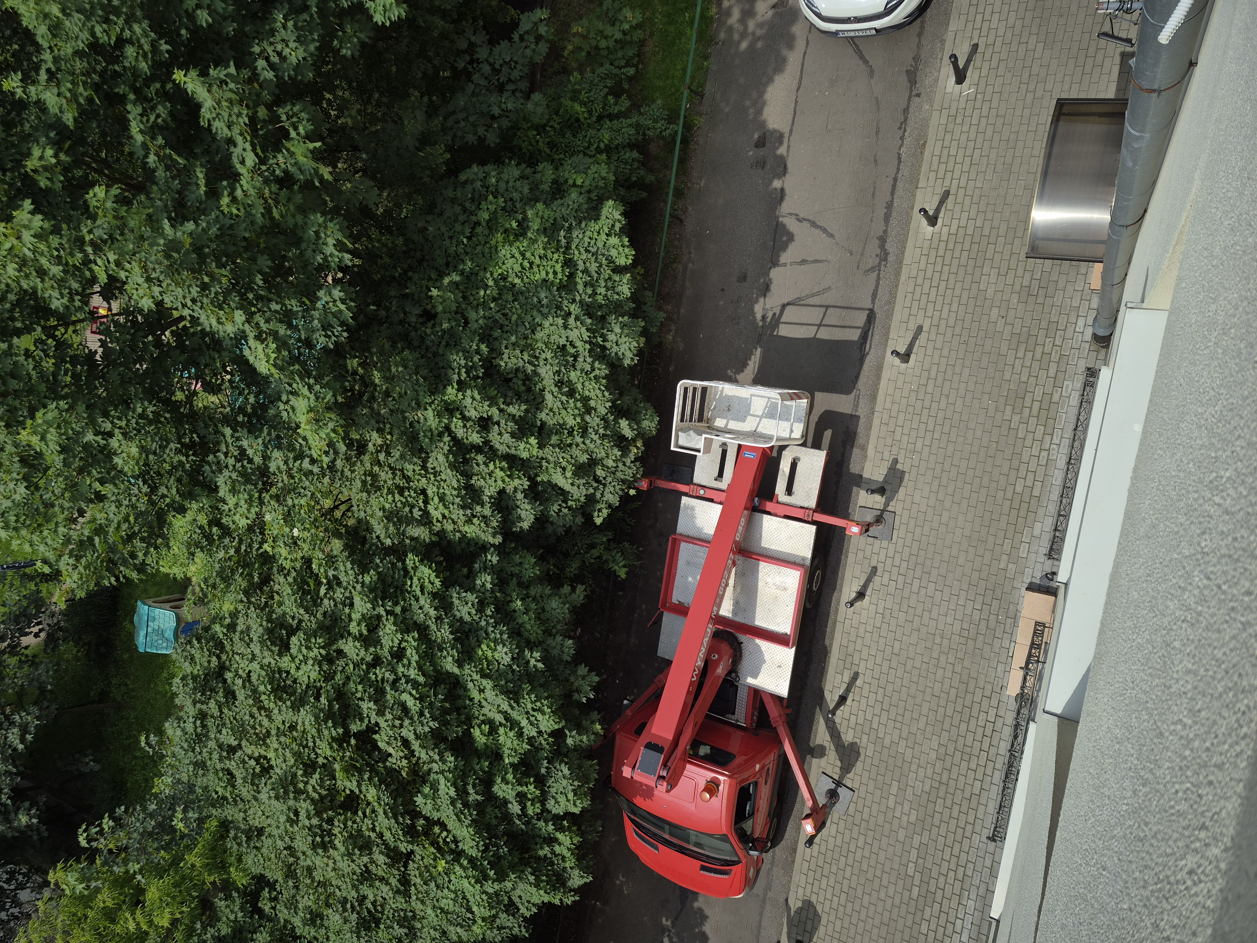 Realizacja: Klimatyzacja Rotenso Ukura w mieszkaniu w kamienicy — montaż z podnośnika koszowego (4. piętro) — Warszawa, Praga Południe (okolice centrum)