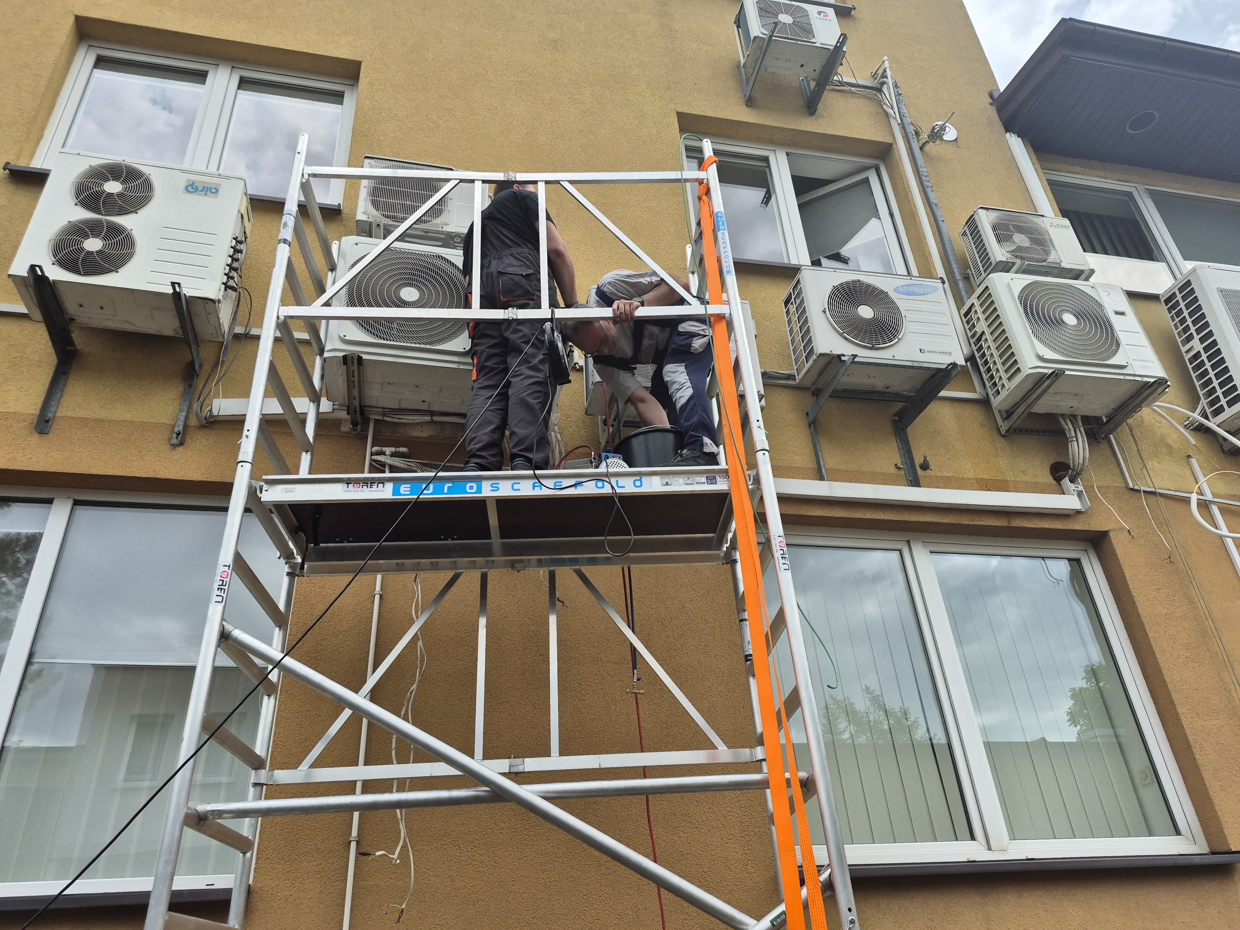 Montaż klimatyzacji kasetonowej w biurowcu — ul. Puławska, Warszawa (praca nocna) — miniaturka 6