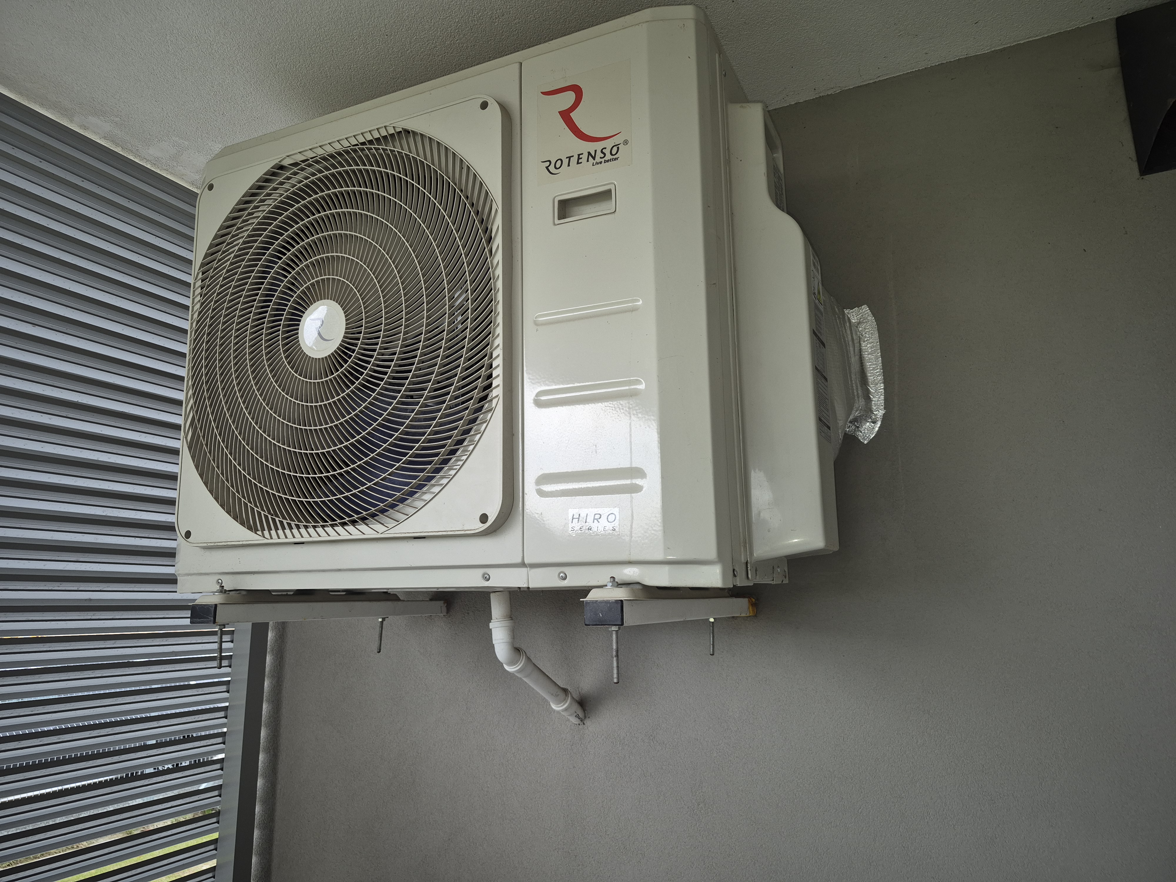 Realizacja: Naprawa izolacji rur klimatyzacji podczas przeglądu — taśma kauczukowa + aluminiowa odporna na UV — Warszawa i okolice