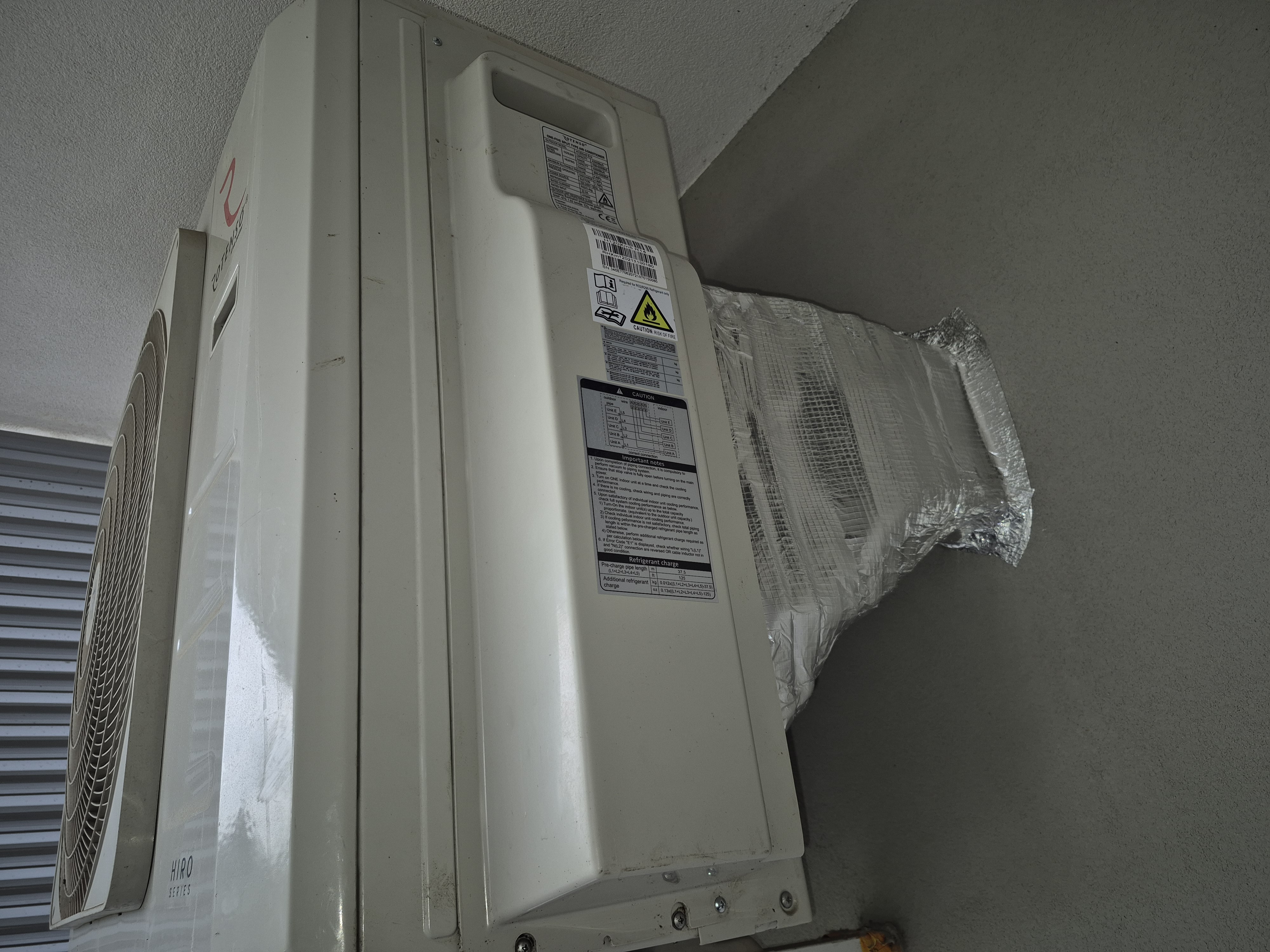 Naprawa izolacji rur klimatyzacji podczas przeglądu — taśma kauczukowa + aluminiowa odporna na UV — miniaturka 2