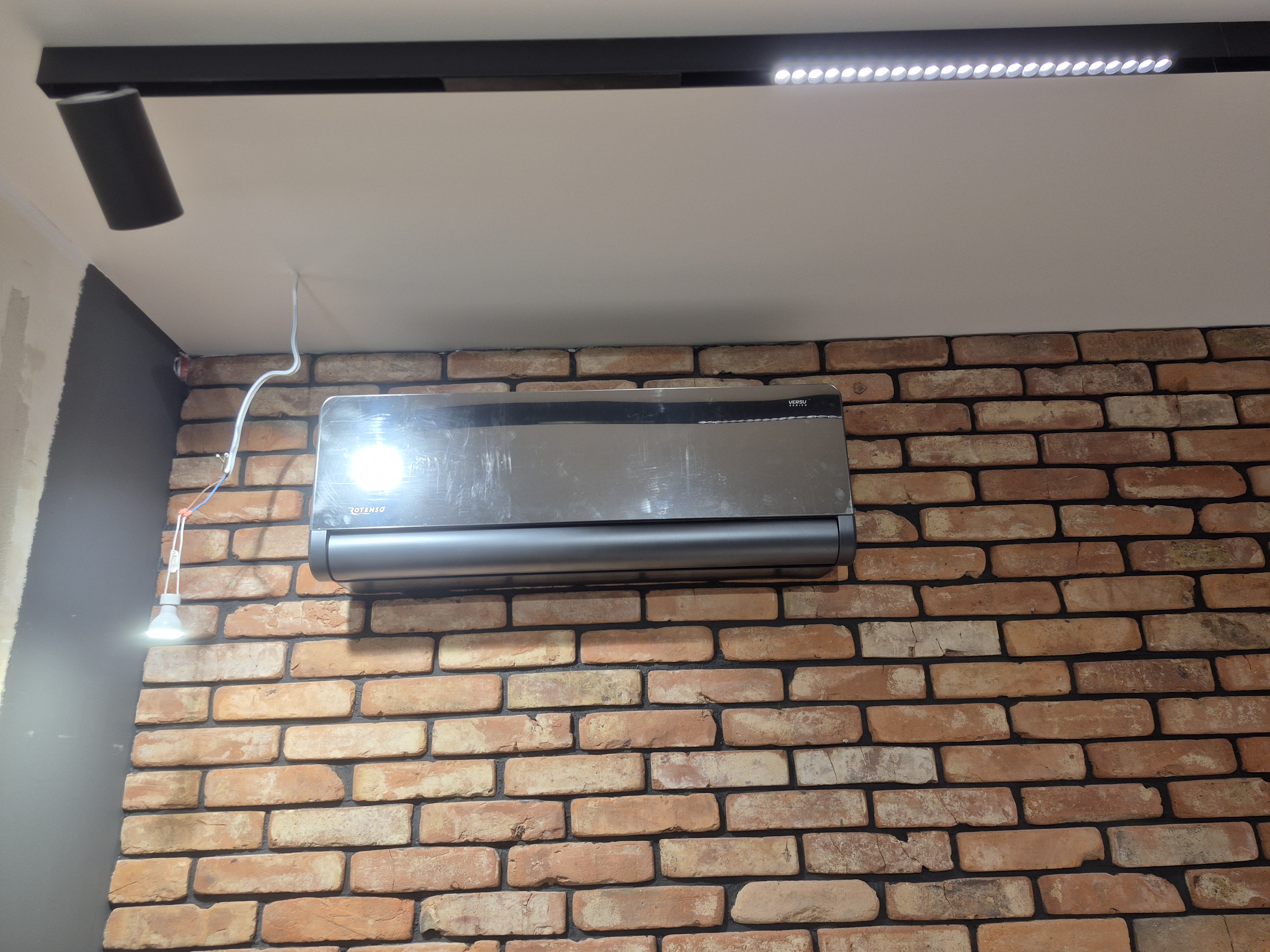 Rotenso Versu Mirror Black w industrialnym mieszkaniu z cegłą i antracytowymi płytami — Warszawa Raków (Ochota) — miniaturka 9